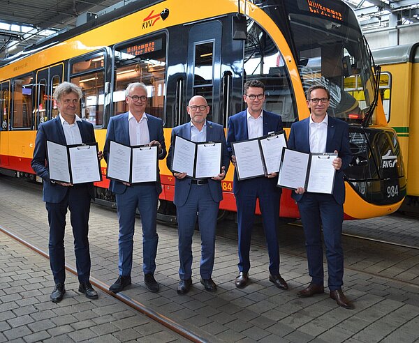 Vertragspartner: OB Dr. Frank Mentrup, Landrat Dr. Christoph Schnaudigel und  Verkehrsminister Winfried Hermann mit den AVG-Geschäftsführern Dr. Alexander Pischon und Christian Höglmeier 