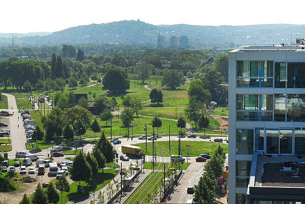 Gebäude vor Parkanlage