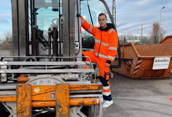 Junger Mann steigt in Gabelstapler ein