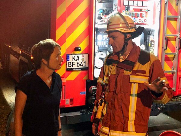 Bürgermeisterin Bettina Lisbach und Florian Geldner, Leiter Branddirektion, im Gespräch. 