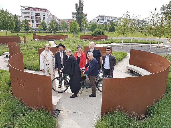 Das Foto zeigt den Garten der Religionen