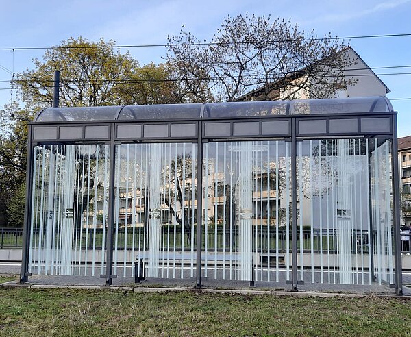 Eine nachgerüstete KVV-Haltestelle, an der vermehrt Vogelschlag festgestellt wurde.