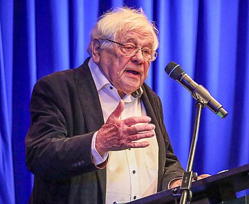 Der Historiker Wolfgang Benz referiert beim Gedenktag für die Opfer des Holocaust am 27. Januar im Badischen Staatstheater.