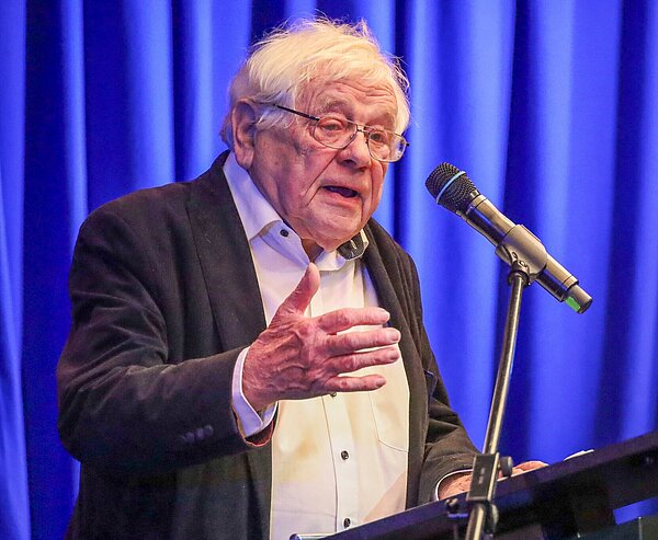 Der Historiker Wolfgang Benz referiert beim Gedenktag für die Opfer des Holocaust am 27. Januar im Badischen Staatstheater.