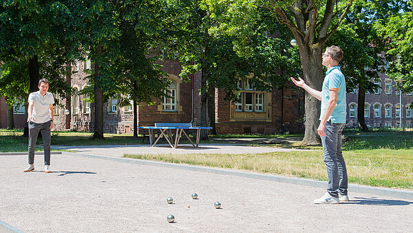 Boule-Spiel auf dem Klinik-Campus