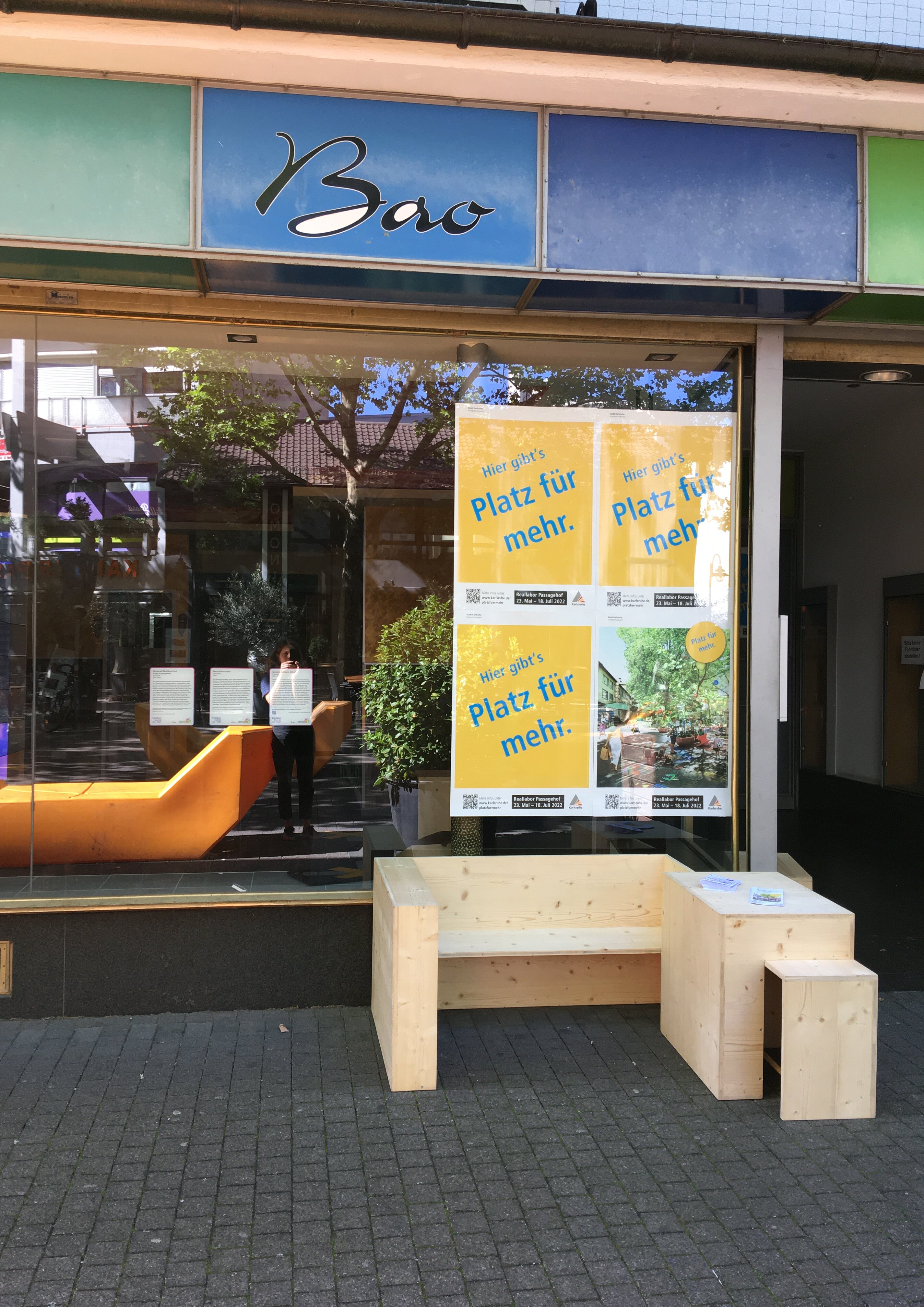 Reallabor Büro mit Möbeln davor