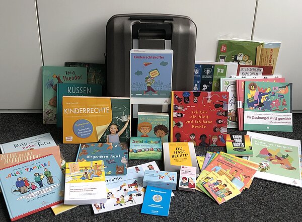Der Kinderrechtekoffer und alle Materialien die sich darin befinden