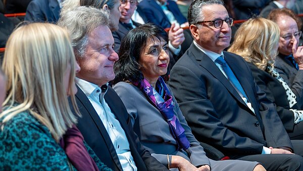 OB Dr. Frank Mentrup, Muhterem Aras MdL, Präsidentin des Landtags Baden-Württemberg und Rami Suliman, Vorsitzender der Israelitischen Religionsgemeinschaft Baden sitzen im Konzerthaus nebeneinander.