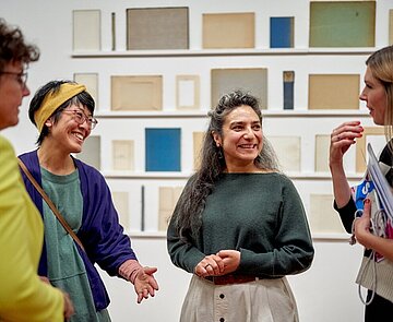 Ausstellungseröffnung „Sasha Koura: Trace Evidence“, (v. l.) Regierungspräsidentin Regierungsbezirk Karlsruhe Sylvia M. Felder, Preisträgerin 2020 Peco Kawashima, Preisträgerin 2023 Sasha Koura, Direktorin der SGK Stefanie Patruno