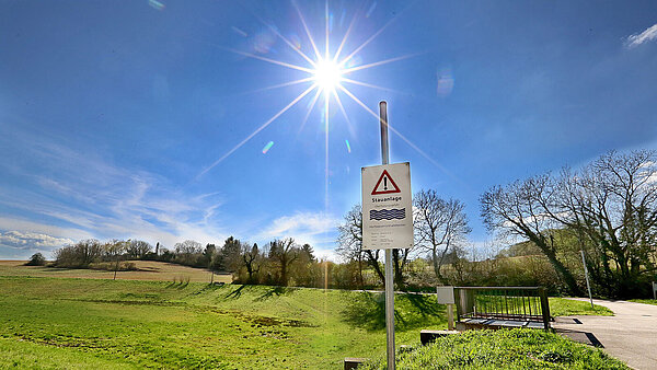 Das Bild zeigt ein Hochwasserrückhaltebecken in Karlsruhe.