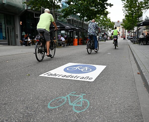 Die neue Fahrradstraße beim ECE-Center in Karlsruhe wird von Fahrrädern befahren