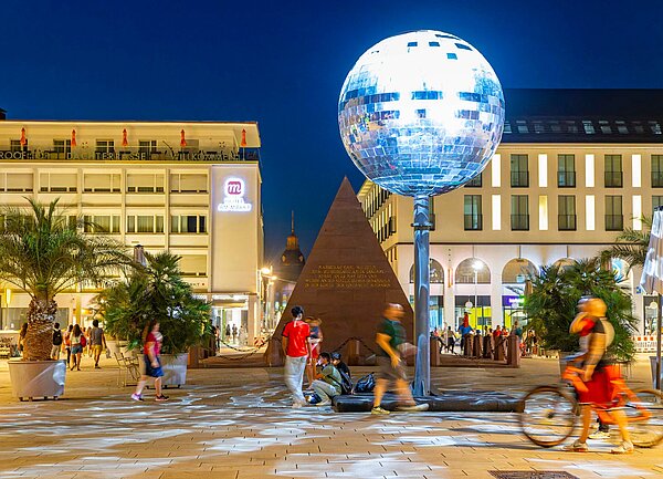 Die Kugel auf dem Karlsruher Marktplatz.