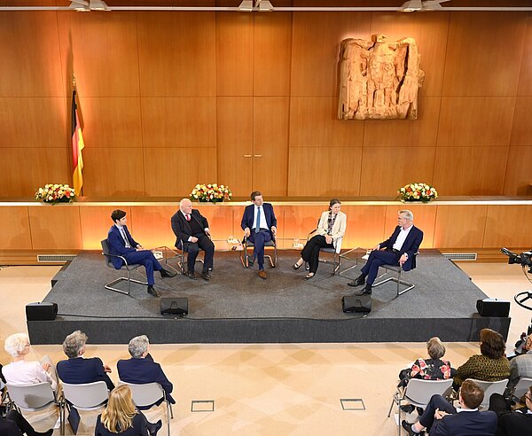 Blick auf das Podium während der Verfassungsgespräche im Saal des Bundesverfassungsgerichts. 