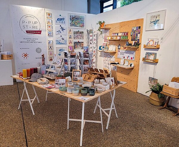 Gemeinschaftsstand des Pop-Up-Stores mit verschiedenen Angeboten und Produkten aus der Karlsruher Kreativszene