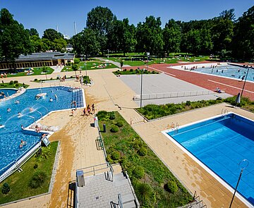 Der Erlebnisbereich des Rheinstrandbads Rappenwört, vom Rutschenturm aus gesehen.