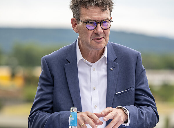 Impression von der Sommer-PK von OB Mentrup auf der Dachterrasse des KVV-Gebäudes.