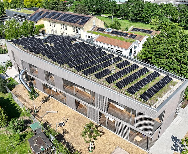 Photovoltaik-Anlagen auf dem Dach der Kindertagesstätte am Weinbrennerplatz und der Weinbrennerschule. Foto: Nikolay Kazakov