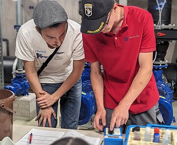 Blick hinter die Kulissen: Azubi Marlon Gant führt seinen Gästen den Technikraum des Rheinstrandbads vor.