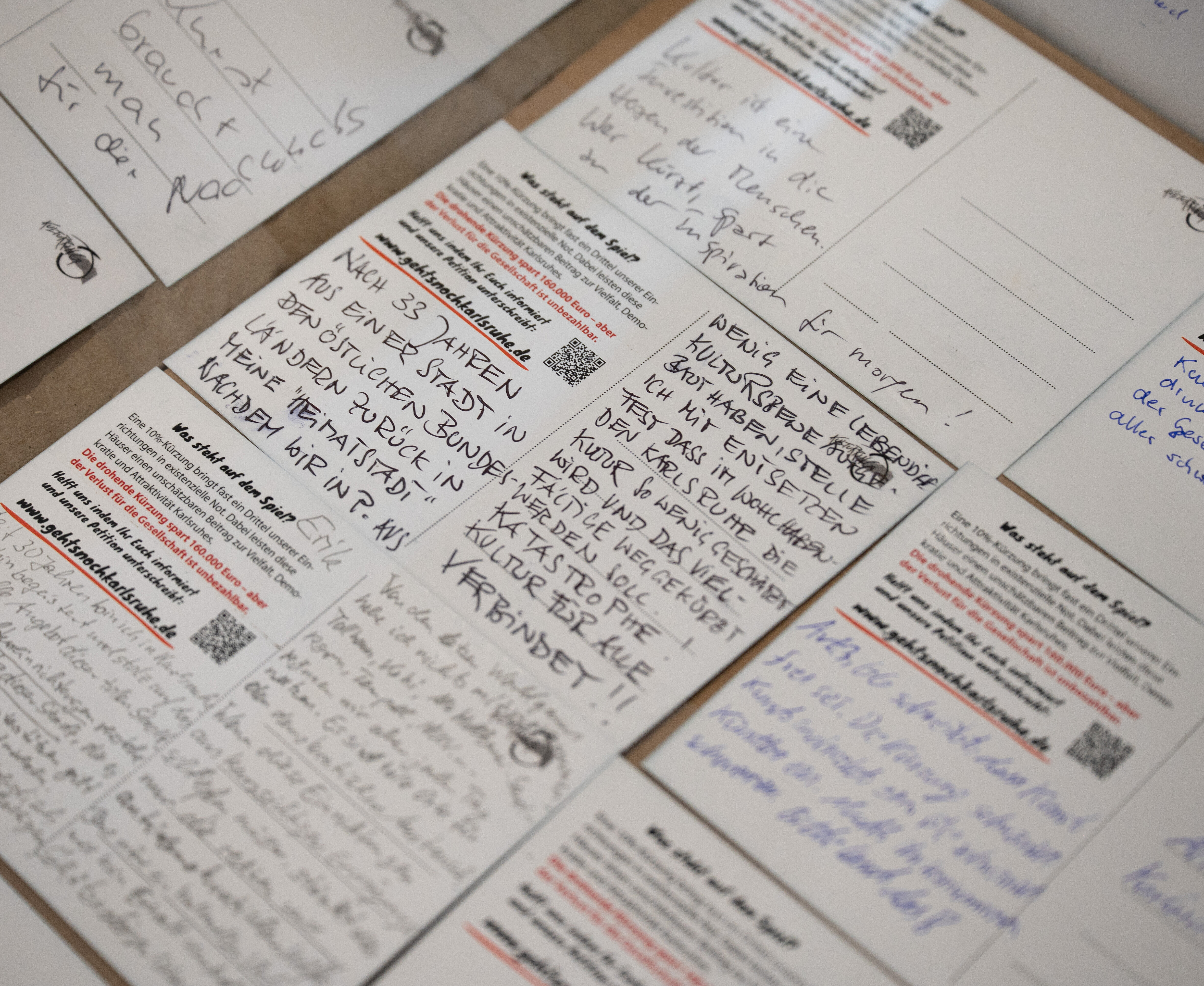 Ausgefüllte Postkarten der Petition "Geht's noch Karlsruhe".