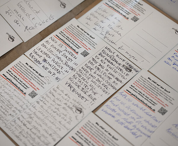 Ausgefüllte Postkarten der Petition "Geht's noch Karlsruhe".