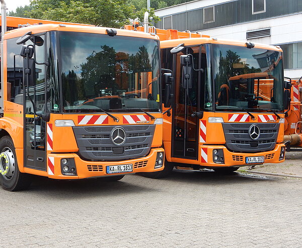 Zwei Müllfahrzeuge