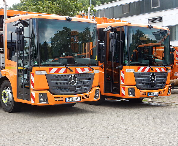 Zwei Müllfahrzeuge
