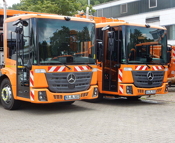 Zwei Müllfahrzeuge