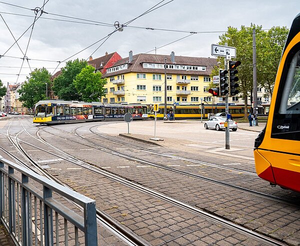 Schwerpunkt des Baugeschehens: Auf der Kreuzung am DurlacherStadteingang werden Gleise und Weichen erneuert.