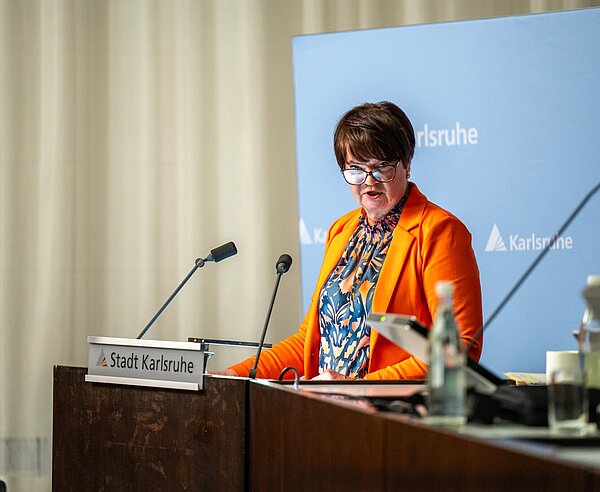 Petra Lorenz von FW/FÜR hält für ihre Fraktion die Haushaltsrede.