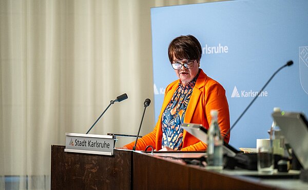 Petra Lorenz von FW/FÜR hält für ihre Fraktion die Haushaltsrede.