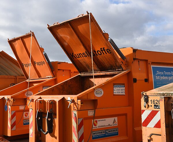Wertstoffstation Karlsruhe Durlach mit Kunststoff-Container im Vordergrund