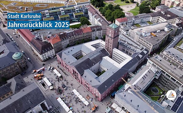 Eine Drohnenaufnahme zeigt den Karlsruher Marktplatz mit dem Rathaus im Zentrum.