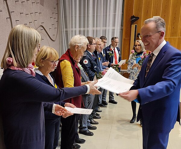 Bürgermeister Dr. Albert Käuflein (r.) überreicht am Ehrungsabend die Urkunden für besonderes Engagement.