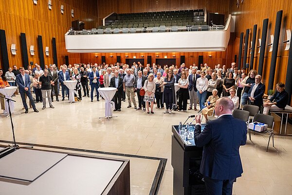 Bürgermeister Daniel Fluhrer bei seiner Verabschiedung im Bürgersaal mit Gästen im Hintergrund