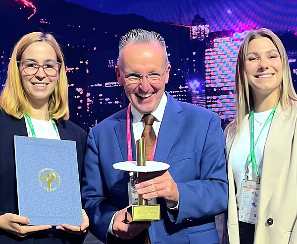 Karlsruhe wird mit Bronze beim "Seoul Smart City Prize 2026" in der Kategorie "Human-CentriCity" geehrt:  Bürgermeister Dr. Albert Käuflein (Mitte) mit Nora Kaiber (links) und Michelle Nohe, beide Amt für Informationstechnik und Digitalisierung. 