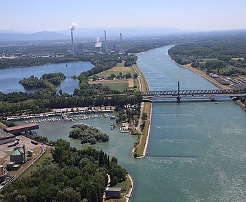 Luftaufnahme des Yachthafen Burgau mit Blick auf den Rhein