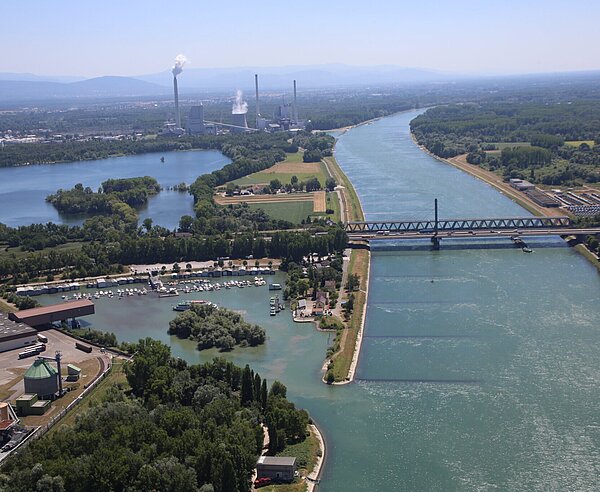 Luftaufnahme des Yachthafen Burgau mit Blick auf den Rhein