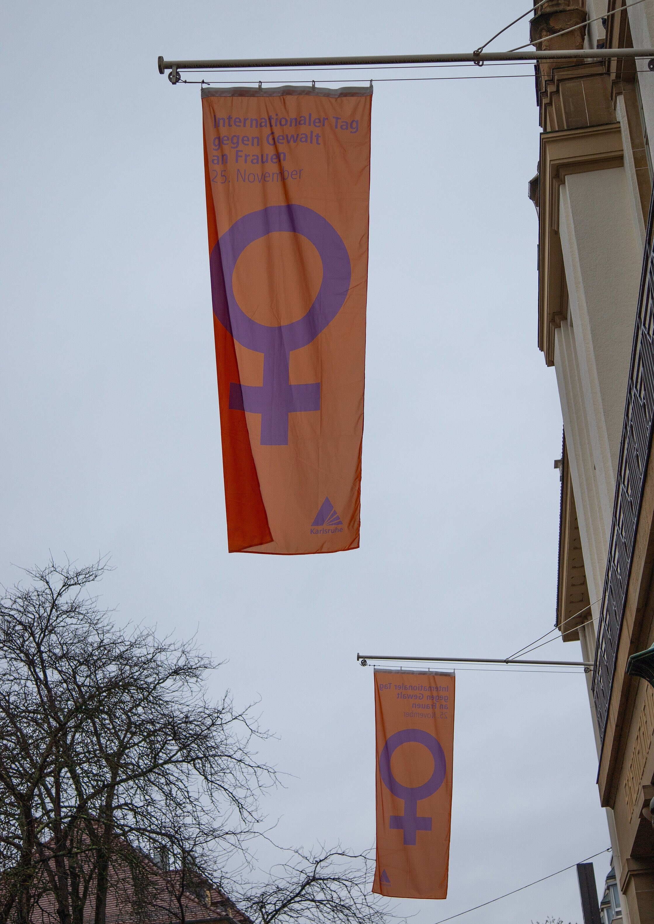 Beflaggung mit Fahnen der orange Days