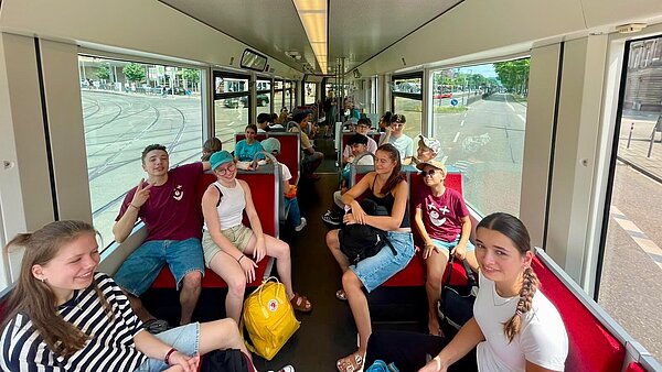 Die Jugendlichen in der Bahn auf dem Weg zum Training.