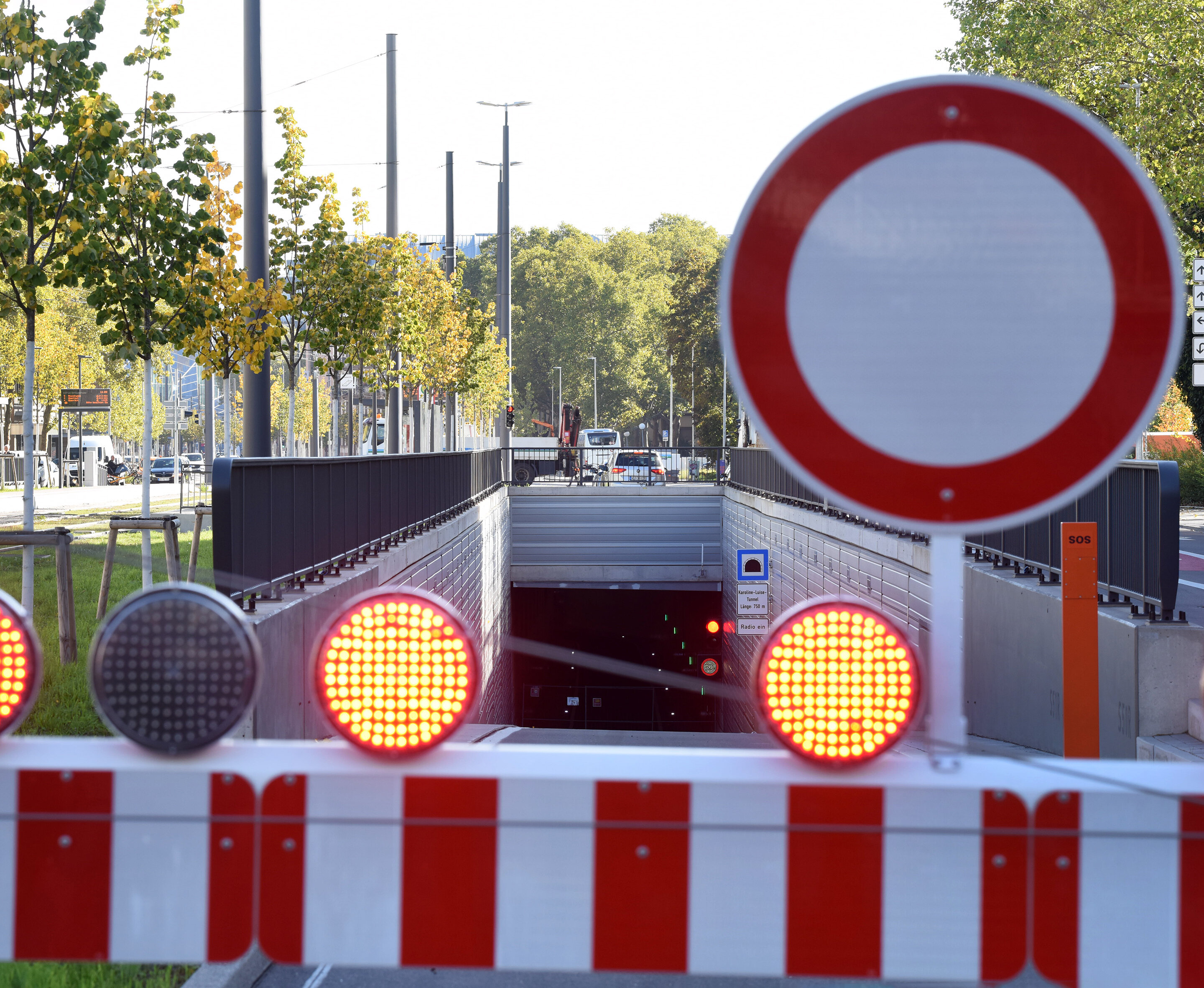 Straßensperre vor der Tunnelöffnung