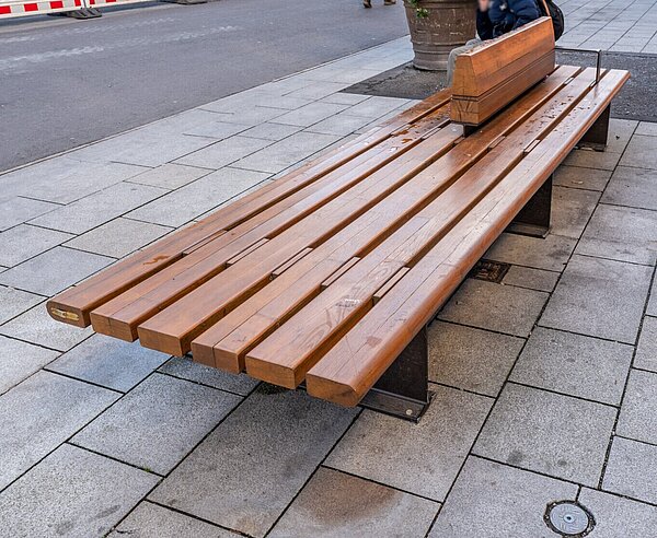 Eine der Bänke in der Kaiserstraße, die mittlerweile aus anderem Holz gefertigt werden.