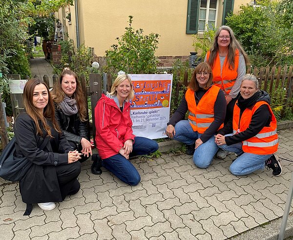 Bürgermeisterin Yvette Melchien besucht gemeinsam mit der Kinderbeauftragten Jessica Schöllhorn und Kinderinteressenvertretung Christina Schulze eine Aktion im Rahmen von "Karlsruhe spielt!" 2025 , die von Patinnen in der Nordstadt umgesetzt wurde. 
