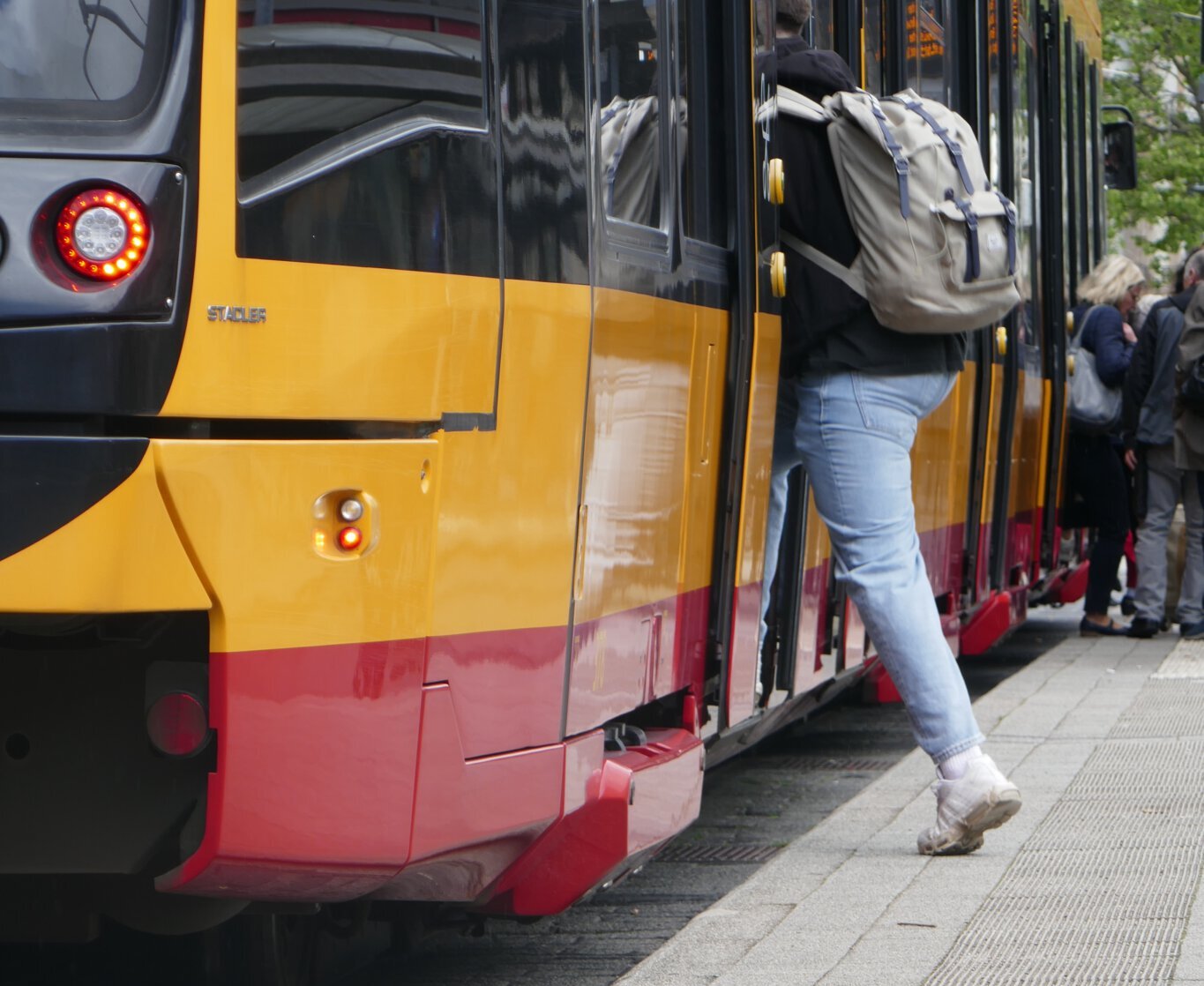 Einsteig in eine Straßenbahn an der Haltestelle Bahnhofsvorplatz