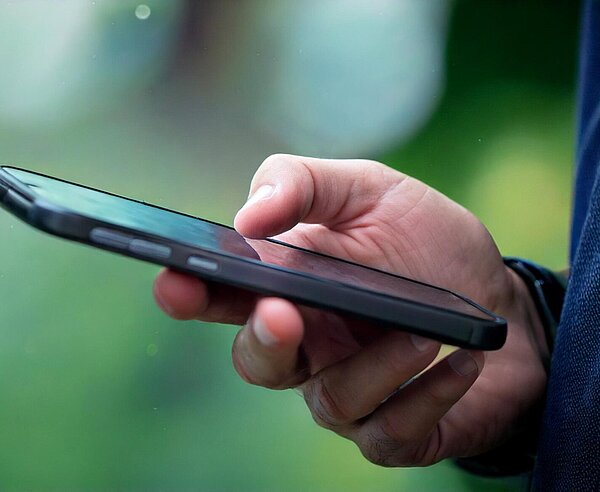 Hand mit Handy