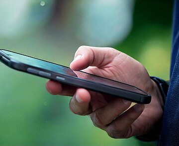Hand mit Handy