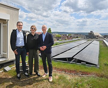 Die Kooperationspartner des Photovoltaik-Projektes: Martin Schwendemann (PV-Errichter), Anne Sick (städtische Nutzerin) und Thomas Ganter (Vermieter).