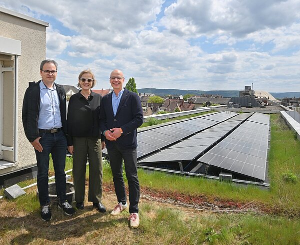 Die Kooperationspartner des Photovoltaik-Projektes: Martin Schwendemann (PV-Errichter), Anne Sick (städtische Nutzerin) und Thomas Ganter (Vermieter).