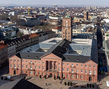 Blick auf das Rathaus von oben Richtung Westen