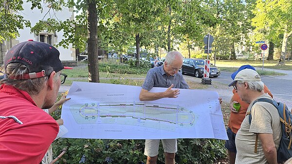 Foto Stadtpaziergang auf der Hildapromenade im Rahmen der Woche der Klimaanpassung gemeinsam mit rund 20 Bürgerinnen und Bürgern 