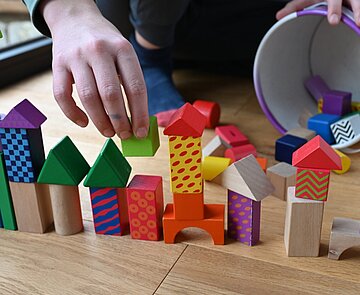 Kind spielt mit Bauklötzen.